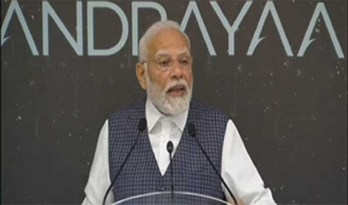 इसरो वैज्ञानिकों से मुलाकात में खुशी के आंसुओं को रोक नहीं पाए मोदी